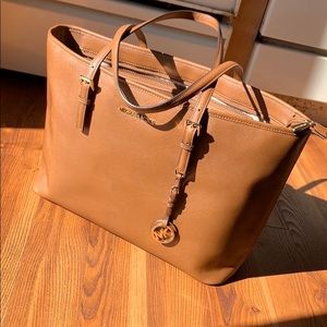 Michael Kors Jet Set Tote (Color: Luggage)